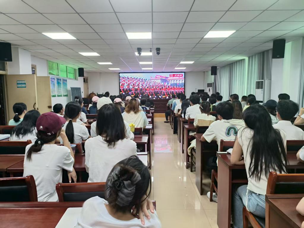 皇冠APP体育组织师生集中观看中国人民抗日战争暨世界反法西斯战争胜利80周年阅兵式